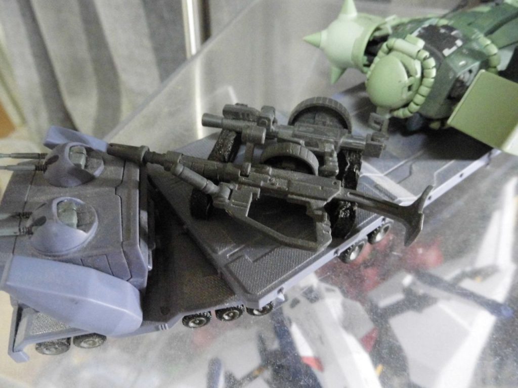 サムソンの耳部分は前に倒すことで干渉せずに済みます、笑さらにバズーカのマウントやマガジンのマウントも考えたいものです・・素材としてはダイソーで売ってるウレタンボードを使用しました・・もっと上手く作れる人にもっと上手く作ってほしいものです・・ってか、バンダイさん、出してよ～笑