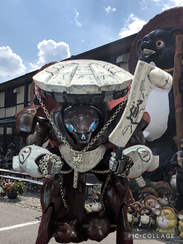 信楽タヌキモード(う〇こ座りしてるだけ)腕は「とっくり」をイメージ(白く塗って文字書いただけ)