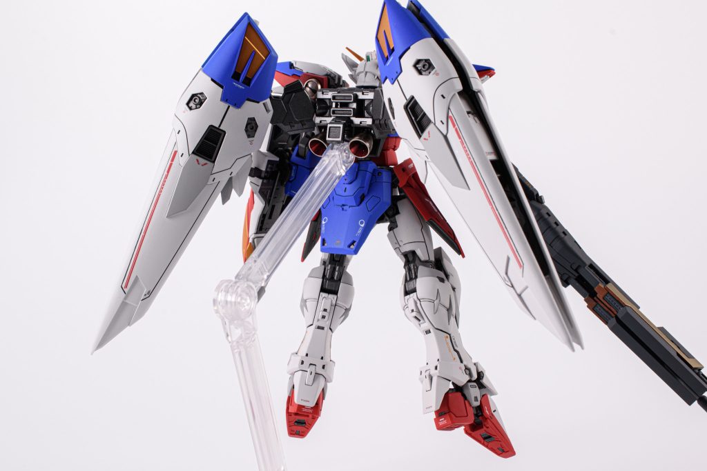 今回はいくつか改修点があります①ウイング部分4枚(赤ラインのデカールがある側) とスカート部分にスジボリを追加② 胸部センサーと肩部スラスター部分に3Dメタリックシールを使用③ バーニアの内側を赤に色分け④ディテールの掘り直し以上の4点になります。詳細な写真も撮りましたので見ていただけると嬉しいです😆