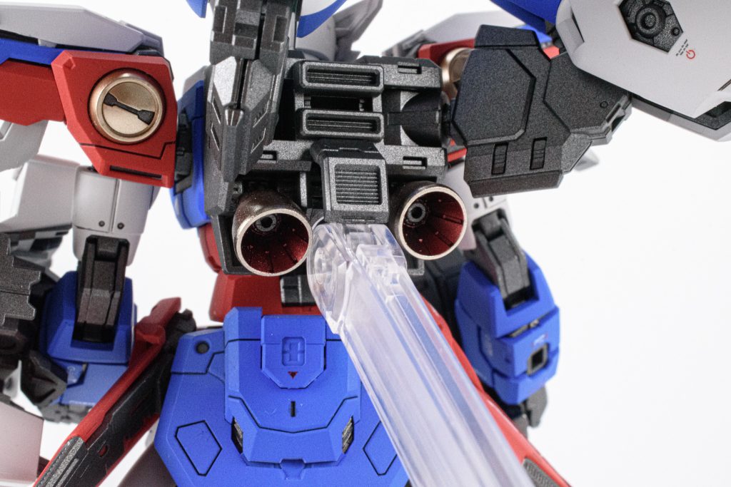 バーニアの内側は赤のエナメル塗料で塗り分けています