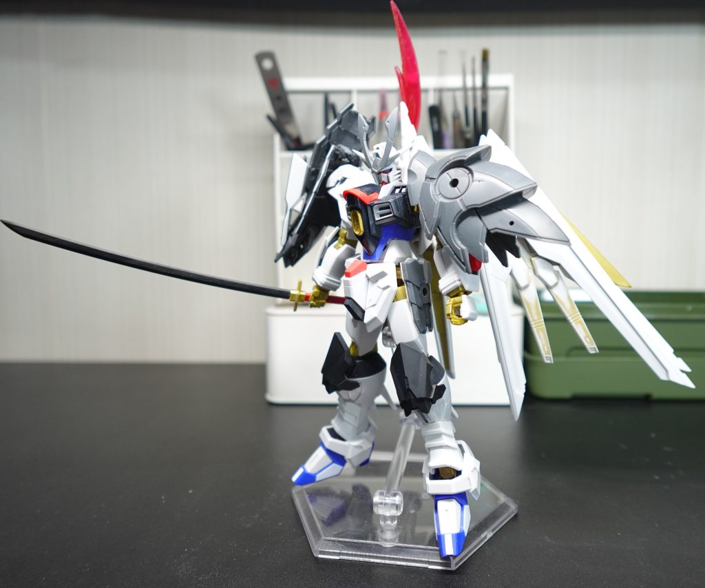 脛やリアスカートなどにプラ版を使って日本の甲冑らしいディテールを施しています。