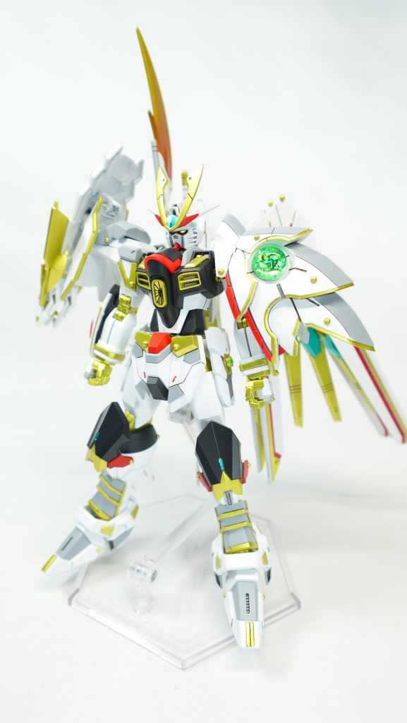 白を基調に赤や金色を使って高級感あるカラーリングに仕上げました。名前になっている通り、SD戦国伝で登場する歴代の大将軍たちを参考にしています。