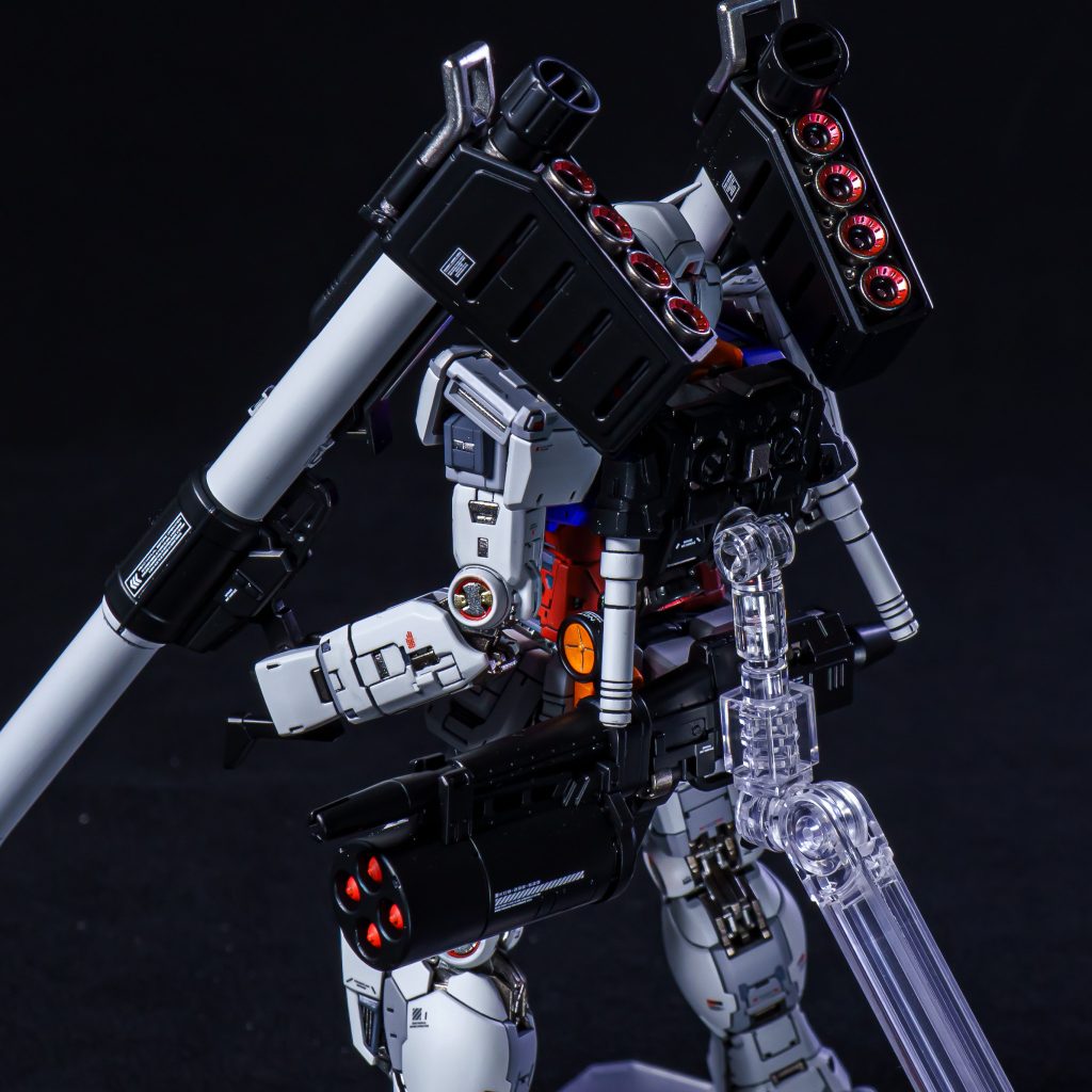 決戦仕様だとアクションベースへの接続穴が埋まりますベースの余剰パーツ等で盾を背負ってもアクションベースで浮遊できるように追加パーツを組み合わせで作成