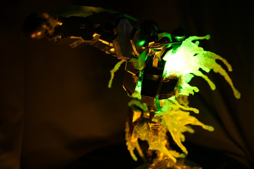 アクシズの落下シーンをイメージしたライティングで撮影。