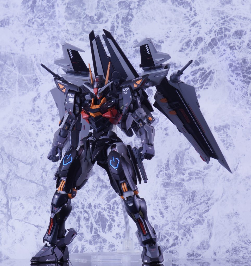 まずは素立ち全体像ベースはエアリアルでストライクノワールのバックパックやらハンドガンなど良いとこを詰め合わせ、カラーリングもストライクノワール寄りにして元のヒロイックなエアリアルに比べてダークな感じに仕上げております👍