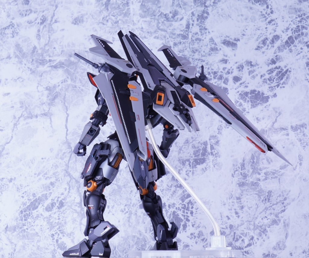 バックショット📸両翼のセンターにエアリアルのガンビットを持ってきました❗️ステルス戦闘機背負ってる感じになり当然ながら台座なしでは自立不可能です🤣