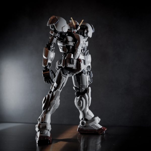 邦夫ビックリドッキリメカは特に好きではない。山根ネトフリガンダムも全然好きじゃないデザイン。ダサいなで肩と異常な腕の長さのHGネトフリガンダムは関節のタイミングを改造してヒーロー体型にして、部分的にいくつか装甲をオミットして少しでも細身に見えるように全体の骨っぽさを生かしてスカルガンダムに昇華。 （6枚目）