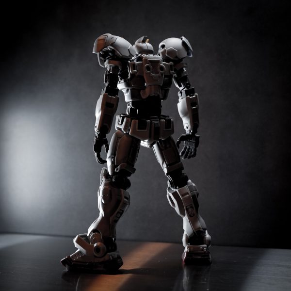 邦夫ビックリドッキリメカは特に好きではない。山根ネトフリガンダムも全然好きじゃないデザイン。ダサいなで肩と異常な腕の長さのHGネトフリガンダムは関節のタイミングを改造してヒーロー体型にして、部分的にいくつか装甲をオミットして少しでも細身に見えるように全体の骨っぽさを生かしてスカルガンダムに昇華。 （4枚目）