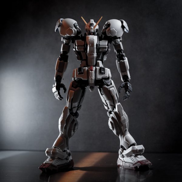 邦夫ビックリドッキリメカは特に好きではない。山根ネトフリガンダムも全然好きじゃないデザイン。ダサいなで肩と異常な腕の長さのHGネトフリガンダムは関節のタイミングを改造してヒーロー体型にして、部分的にいくつか装甲をオミットして少しでも細身に見えるように全体の骨っぽさを生かしてスカルガンダムに昇華。 （5枚目）