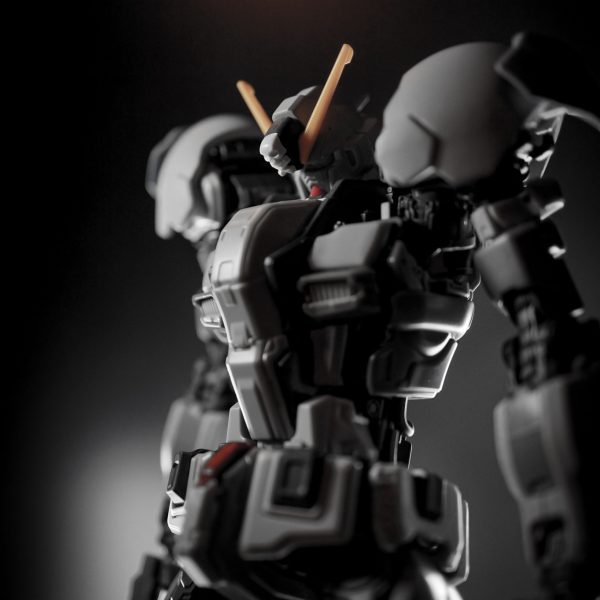 邦夫ビックリドッキリメカは特に好きではない。山根ネトフリガンダムも全然好きじゃないデザイン。ダサいなで肩と異常な腕の長さのHGネトフリガンダムは関節のタイミングを改造してヒーロー体型にして、部分的にいくつか装甲をオミットして少しでも細身に見えるように全体の骨っぽさを生かしてスカルガンダムに昇華。 （3枚目）