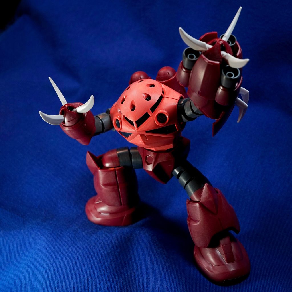 ビルドファイターズの大腕ズゴックを入手したので片腕だけ利用して赤いシオマネキとして整面しつつ仮組み。（1枚目）