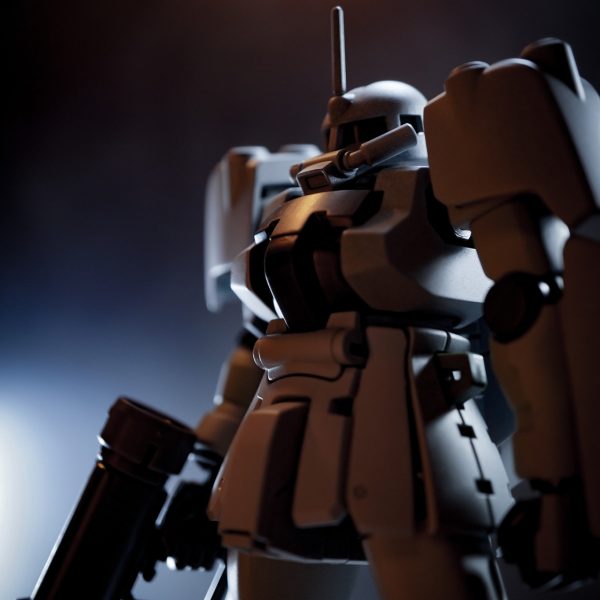 ボディと手足をごっそりF2に変更して、特徴的な部分だけザクマリナーから移植。一旦捨てサフ後に素立ちバランスチェック。やはり頭は潰さないとダメだな。サブロックガンはストックとサブグリップが邪魔で綺麗に持てないので要工夫。設定は気にせず流用パーツでそれっぽい武器をスクラッチした方が早いかな。一応バックパックも合わせ目消して取り付けたけどどうもこの形状は昔から好きじゃないので、先輩水泳部ズゴックの系譜で並列ロケット型にしたい。ちょうどHGUCズゴックのバックパック余ってるけどコレジャナイんだよなー。もっと太い物デカい物を背負わせたい。マブチ水中モーター的な1本でもいいか。あと股関節と太腿部と上腕で少し延長が必要かな。袖口と足首フレア等はうすうす攻撃して、動力パイプをA.O.Z的なツルっとした物で自作予定。（3枚目）