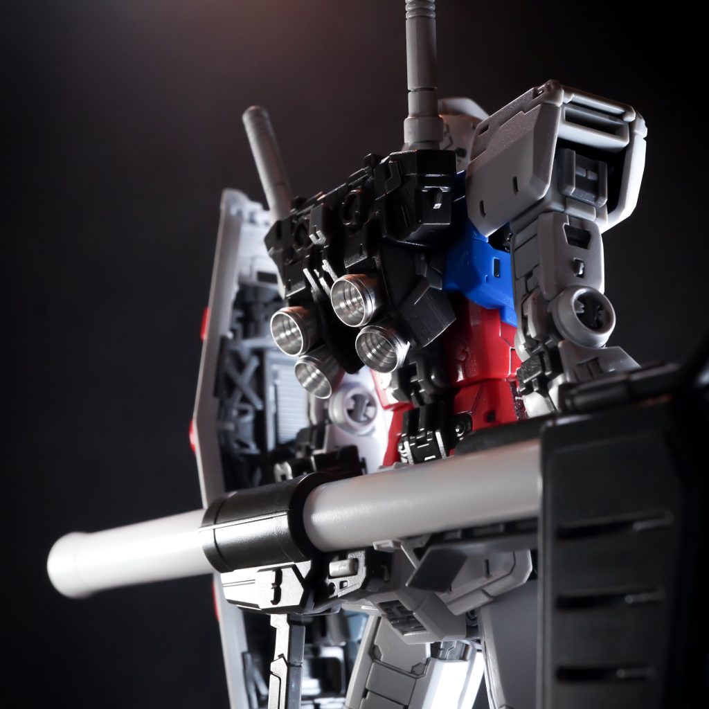 RG無塗装の成型色仕上げです。整面処理、スミ入れ、クリアコート、ごく一部だけマーカー塗装です。少しだけ手を入れた部分は、ランドセルのバーニアを金属製4発化、ハンドパーツ流用、シールドの十字マーク削除など。