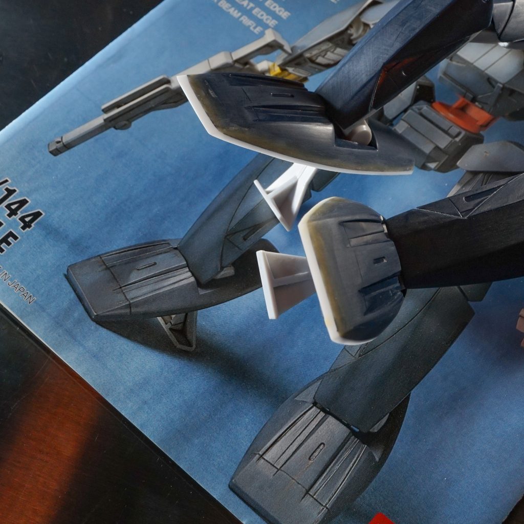 作品名：<p>憎きバンダイエッジを消す作業。 だいたい削って処理するけどモビルフラットのスリッパだけはペラペラ感が大事なモビルスーツの大きく目立つ場所なのでプラ板を貼るしかなかった。 みんなサボりがちだけど効果絶大なのでおすすめ。</p>
