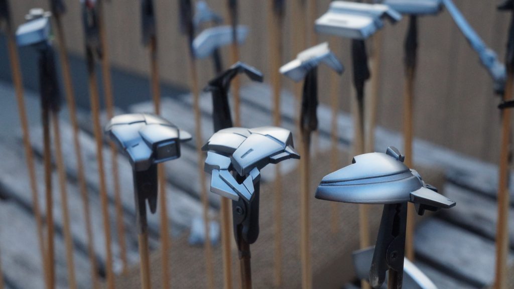 最後までご覧いただき、ありがとうございました。お手軽仕上げの過去作でしたが、楽しんでいただけたのなら幸いです。最後に4年目最初の投稿になるであろう、現在制作中のガシャポンのあれ、をチラ見せしておきます。キュベレイ以来のキャンディ塗装に挑戦しようとしています。キュベレイの失敗？を繰り返さないために白っぽいメタリックを塗ってからクリアーホワイトを塗り、純白なキャンディ塗装にしようとガイアのパールシルバーを塗ってみました。塗料は白いんですよ…塗ったらシルバーでした…(zaku-kao9)先が思いやられる…（やり直す気力は…ない！）投稿頻度少な目の私ですが、引き続き面白いと思ってもらえる作品を作ってまいりますので、お付き合いいただければ幸いです！(gundam-kao2)