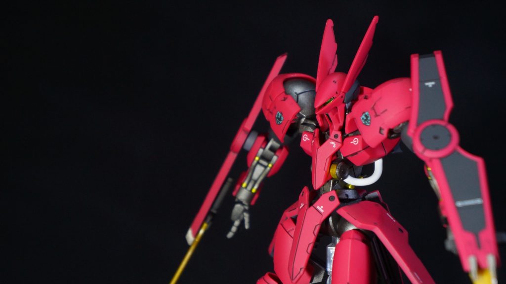 このグリムゲルデはガンスタを始める前の21年頃に制作したものになります。見ての通り整形色仕上げで、さっと作った作品になります。フレームや外装の一部を塗装して、スミ入れ、デカールを貼った後に艶消しトップコートで仕上げてあります。