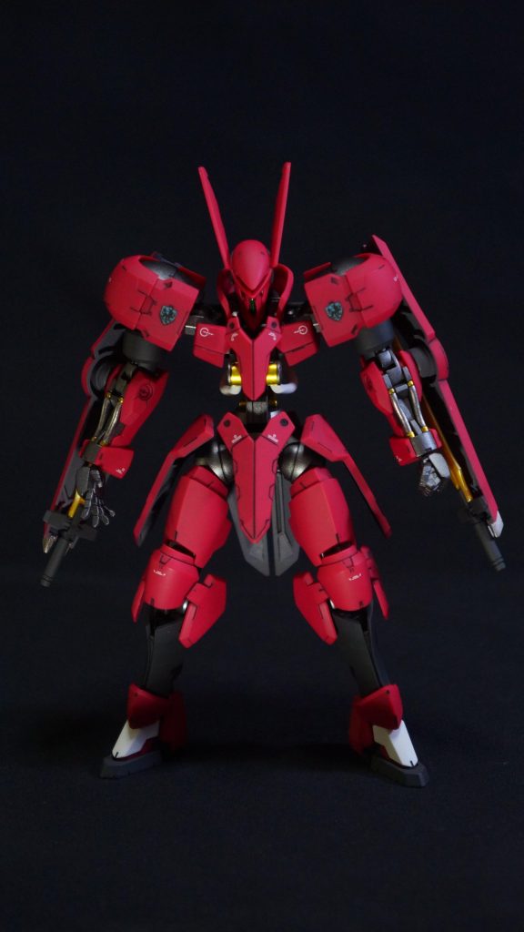 正面フレームは珍しくメタリックで塗っています。今のところこのキットだけですね。また、外装の黒い部分は確かミッドナイトブルーで塗装しています。シールドや腰部アーマーなどの裏はメカサフで塗装。