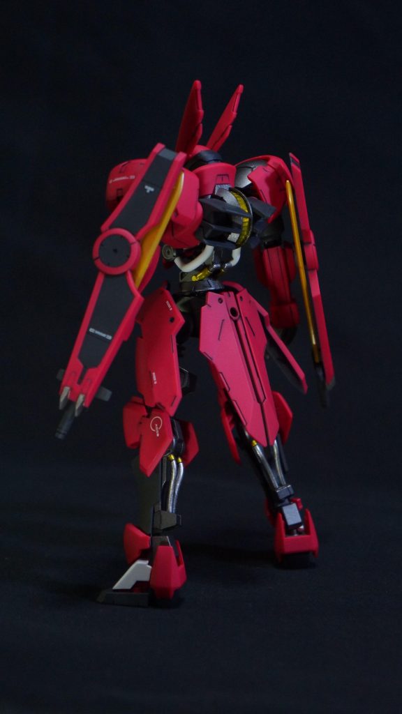 背面エイハブリアクターはゴールドに塗装しています。フレームのパイプ類はゴールドやシルバーで塗装。サーベルの刀身は以前投稿したバエルと同じくパールクリアーを整形色の上に吹きかけてあります。