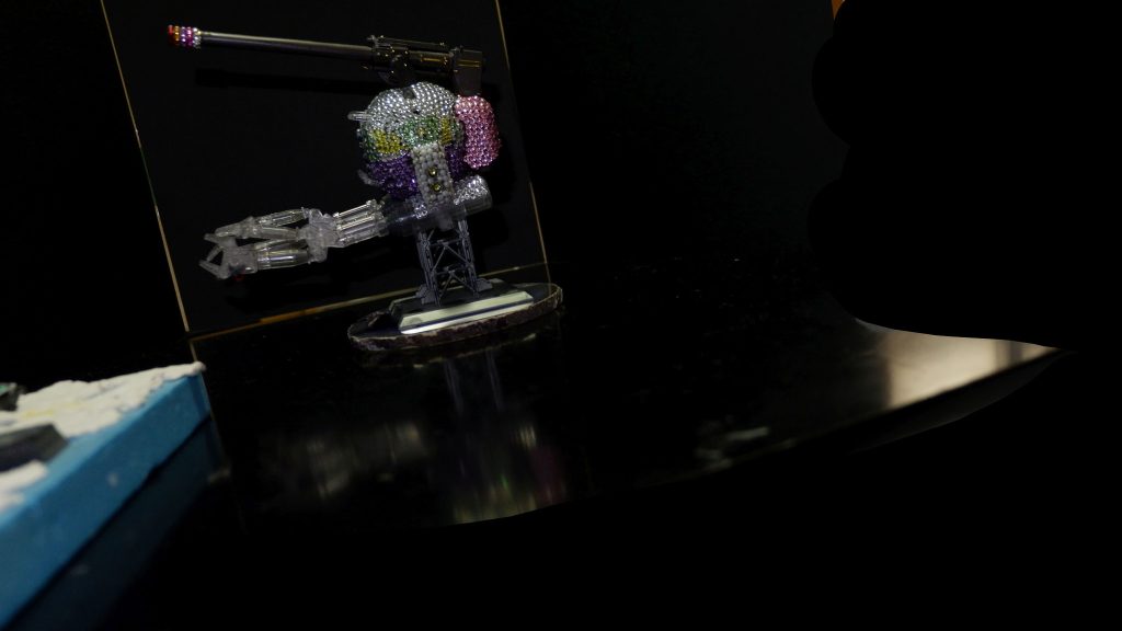 子供が作ったジオラマが少し映っている(zaku-kao5)