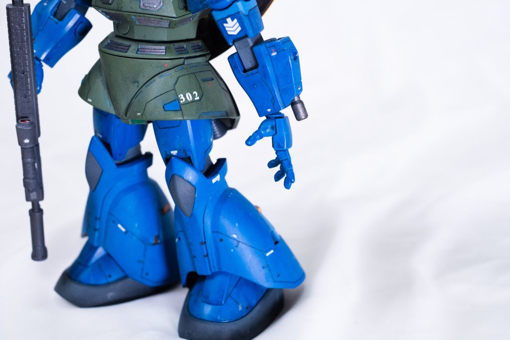 今回も、様々なスジボリとディテールアップを施しました。その中で一番大変なのは足の後ろにある排気装置(黒い部分)、ドリルを使って一つずつ穴を開け、プラ板を埋める作業時間は本当に長いですね。(遠目)