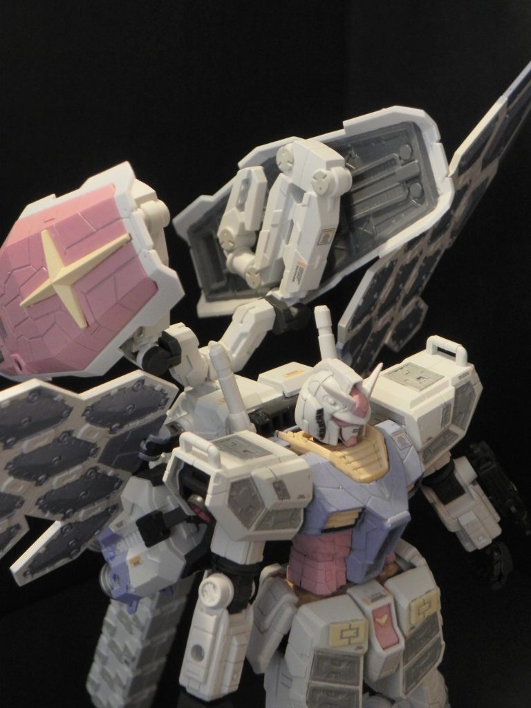 パーツの左右を反転して肉抜き部を外側に。シールドを取り付けて肉抜きを目隠し