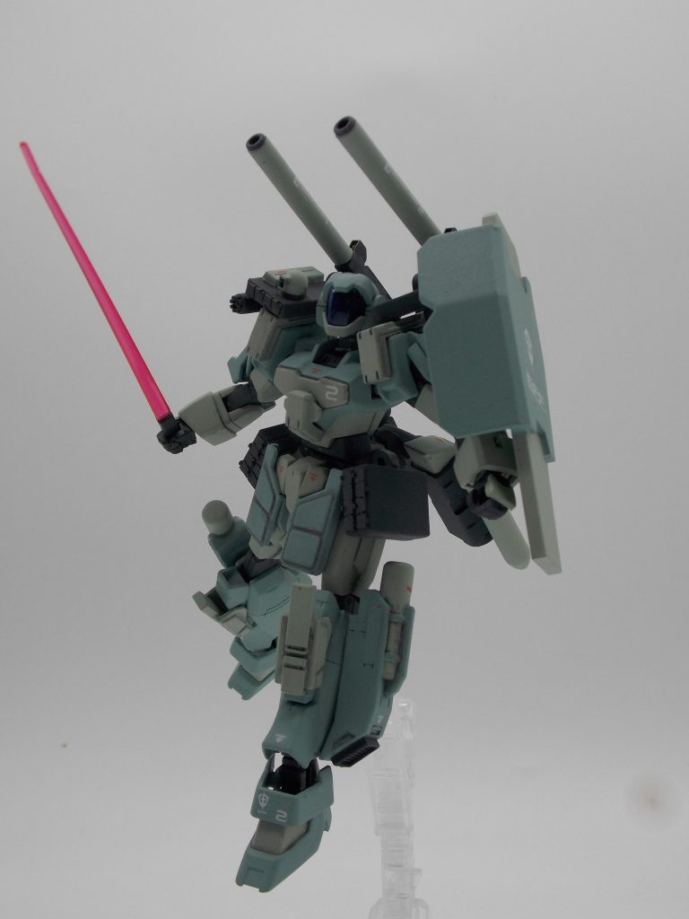 ビームサーベルを構えて。サーベルは両肩部に1基ずつラックを備えており、アデルと同様の近接戦闘能力を備えている。