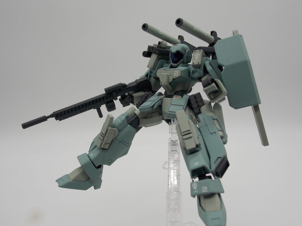 ドッズキャノンとミサイルポッドの組み合わせはアデルキャノンと同様だが、腰部の8連装ミサイルポッド2基、右肩部の4連装ミサイル1基とミサイルの搭載数が大幅に増加したほか、右肩部には牽制・迎撃用のビームバルカンが搭載された。