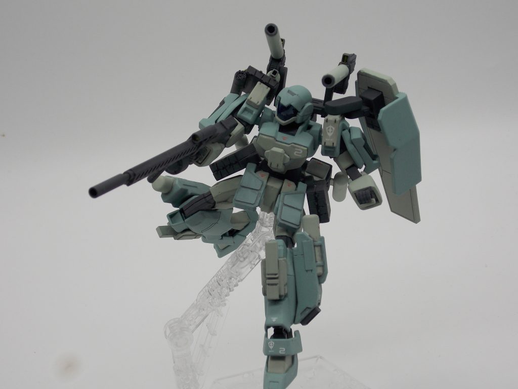 ドッズライフルを構えて。ライフルは貫通力と射程の向上のために長銃身化したほか、速射に対応できるよう大型のコンデンサを備えている。目的であった貫通力と射程の向上は達成されたが取り回しに難があり、任務によっては通常機のドッズライフルが装備されたという。