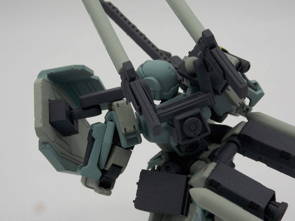 ラージシールドを構えて。シールドは通常機と異なり、左肩部に伸びたサブアームで把持されていることから、防御時は前面へ展開したり、近接戦などの際にある程度後方へ逃がすこともできた。なお、腰部にミサイルポッドが装備されたことから、サーベルラックは肩部に移設されている。