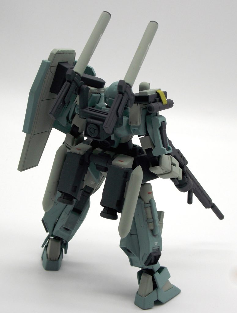 たくましいうしろすがた。アデルキャノンのドッズキャノンはカートリッジからのエネルギー供給となっていたが、威力と射撃回数の向上のため背部にサブ・ジェネレータを増備し、そこからエネルギーを供給させる方式に改められた。これに伴い背部に推進器を増備させることができなくなったことから、腰背部と脛横にブースターが設けられている。