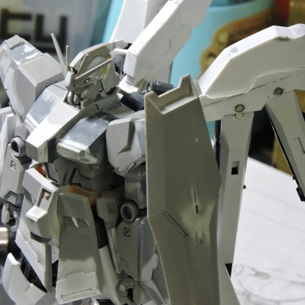 前回からだいぶ経ってしまいましたがだいぶスクラッチするところが終わってきました！あと太もものダクトを作ってからサフへ（2枚目）