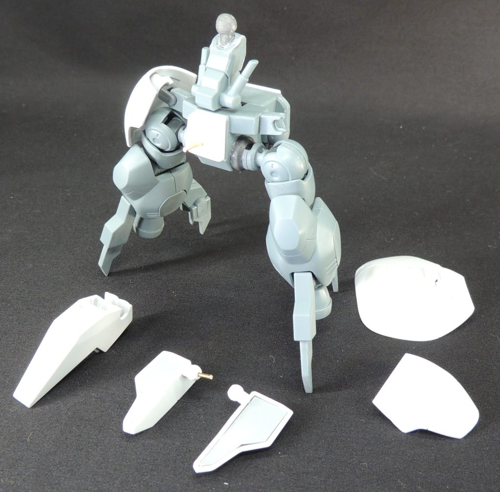 ■腰部内部フレームの加工 腰部サイドアーマーがフロントアーマーとリアアーマーの間に収まるようにするため、内部フレームの前後にプラ板を貼り付けて幅増しを行いました。また、サイドアーマーを本体側に寄せるため、取付基部を根元から切り離し、若干短縮化した後に位置を調整して接着しました。前後の幅増しと左右の幅詰め、それに伴う股間軸のオフセット工作により、プロポーションの変更を行うとともに、より踏ん張りのきいたポージングが可能となりました。■股間ブロック、リアアーマー 裏面に何もディティールがないため、エバーグリーンのモールド入りプラ板で塞いでディティールを追加しました。