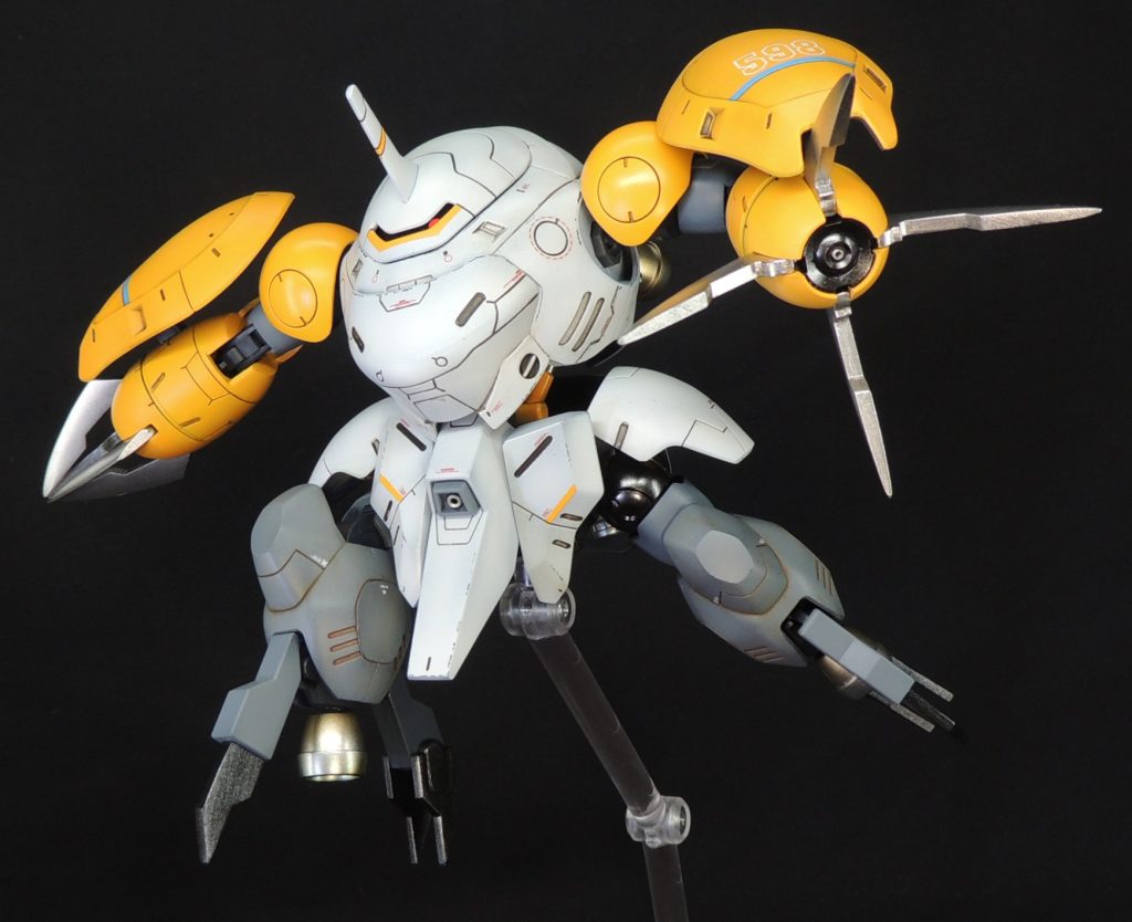 ■フロントアーマーの左右独立可動 ボールジョイントがつながっているためニッパーで切り離し、完成後のヘタリ防止のためφ1.0mm真鍮線で再接続しました。(左右のフロントアーマーは独立可動させるため、接着はしない)。