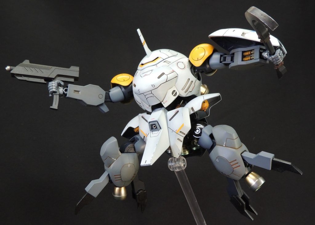 ■股間軸の延長 踏ん張った姿勢が安定するように、股間軸は根本で一端切り離し、ウェーブの改造パーツを挟み込んでサイドアーマー側に2.5mmオフセットして接着しました。