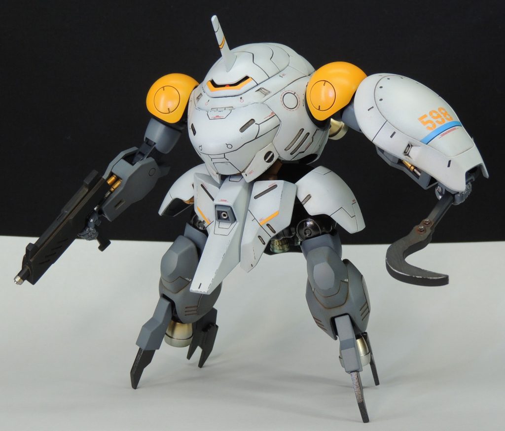 ■デカールワーク シールドの「598」は、オレンジ色はハイキューパーツのDZナンバーデカールのオレンジ、ホワイト色は同社のMCNデカールのナンバーアウトラインホワイトを使用しました。パイロット名を大々的に貼り付けることになるため、ある意味不自然ですが、雰囲気を重視してこれで良しとします。 その他、手持ちのロボデカール、ヴェルテクスデカール等を適当にチョイスして貼り付けてみました。