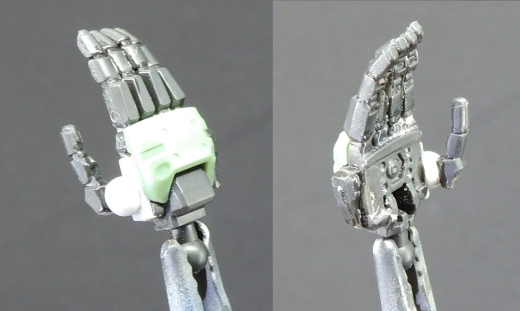 今回、ザク(GQ)が自爆ザクを運搬する様子を再現するにあたり、左手の開き手を右手の開き手に改造しました。親指を根元から切り離して反対側に接着し、指の間にデザインナイフで切り込みを入れ、しなり具合を調整しました。