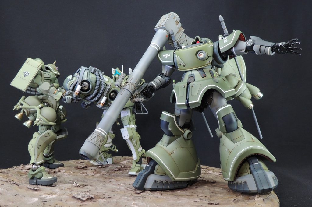 ■腰部の工作 ディティールが判然としない部分が多いため、劇中でチラリと見える部分から想像力を発揮して補うことにしました。 腰部側面に1.0mm厚プラ板を3.0mm幅の帯状にスライスしたものを接着し、胸部の工作と同様にアンカーやケーブルを接着しています。 股間前後のノズルはフチを薄く削って使用し、股関節軸の接続部分は、コトブキヤ製モデリングサポートグッズの丸型のパーツで塞ぐことにしました。