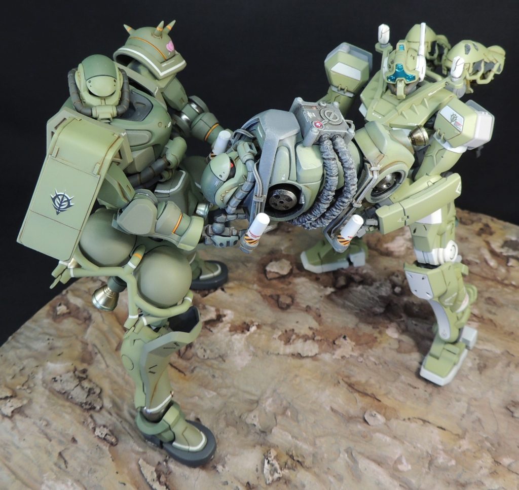 ■「自爆ザク」の呼称 劇中、ジオン兵のセリフに「自爆ザクの設置作業に入ります。」というのがあり、そこから引用しました。ちなみに他の呼び方としては、シャアが作戦説明時に「無人のザク」と称しています。 ザクの四肢を取り外して頭部と胴体だけ残し、胸部に自爆同期プログラムの作動装置、両肩と腰にボディ固定用のアンカーが4基取付けられた姿で、自力での移動能力は与えられていません。