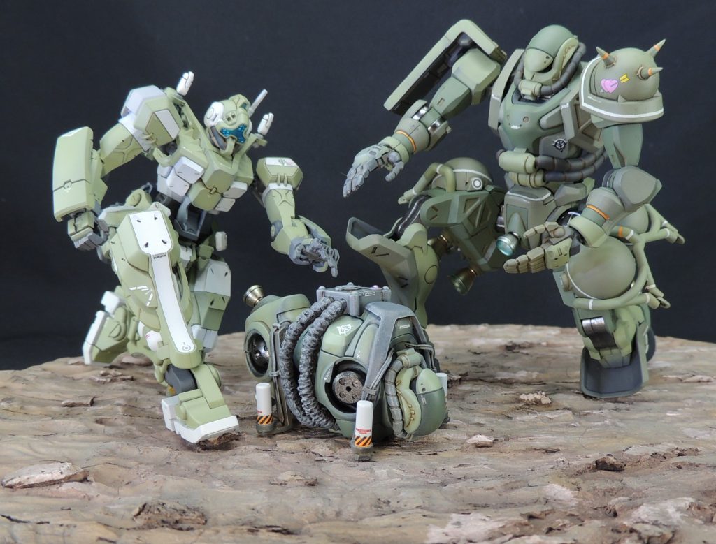 ■腹部の工作 腹部正面の「自爆同期プログラム作動装置」は、積層プラ板の四隅にプラパイプを接着して形作りました。四隅の丸型リベットは、ウェーブ製のリベットを使用し、エッチングパーツを組み合わせて瞬間接着剤で貼り付けています。 動力パイプはキットのものを使用し、表面を目立てヤスリで刻むように荒らした後、タミヤセメント(流し込みタイプ)を塗布して形を整えました。作品は違いますが、「機動戦士ガンダムサンダーボルト」版のザクの動力パイプのような感じに仕上げています。