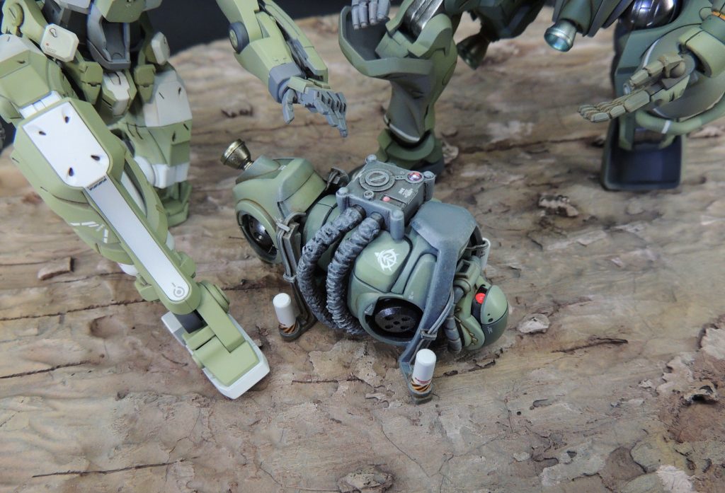 ■マーキング等 マーキングには、手持ちのガンダムデカール、アンプコーションデカール、ヴェルテクスデカール等をチョイスして貼り付けました。 つや消しトップコートを吹き付けた後、モノアイや自爆同期プログラムの作動装置にハイキューパーツ製ルミドームを取付けて完成としています。