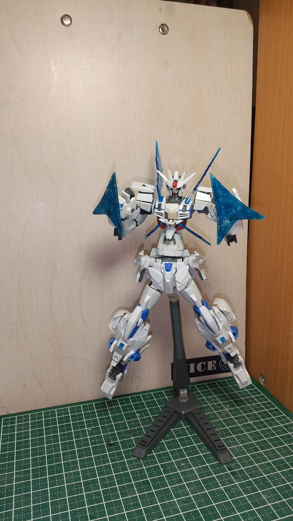 「エクスシステム｣装甲を動かし光の翼を展開した形態トランザムのような感じ