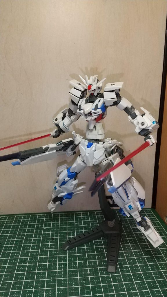 「複合兵装ブレイヴソード｣ライフルとビームサーベルの機能を切り換えれる装備ライフルモードでは銃身を引き延ばしより高火力、高精度な射撃が可能銃のストックとなる部分は取り外してビームサーベルにもなる