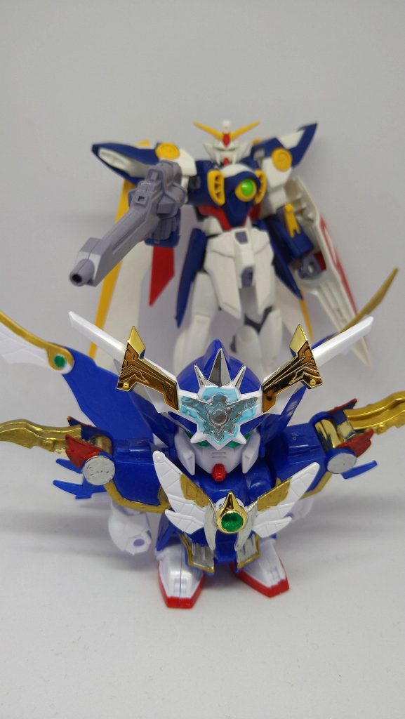 とすると、後ろのEGウイングはただただ組んだだけなのでパチ組みで、手前のウイングガンダムモチーフのSDの羽荒斗頑駄無は雑だけど軽く色塗りしてて改造はなしだから素組み？素って？詳しい方教えてください