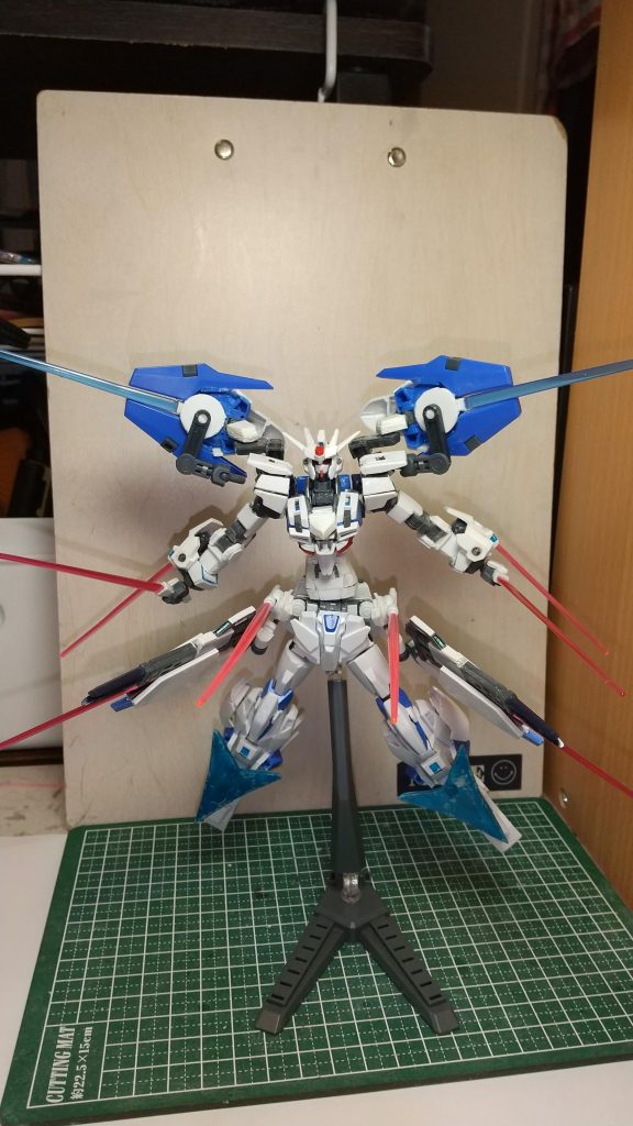 フルビームサーベル可能な限りのビームサーベルを展開させた形態多分、動かすたびに自分を切れる