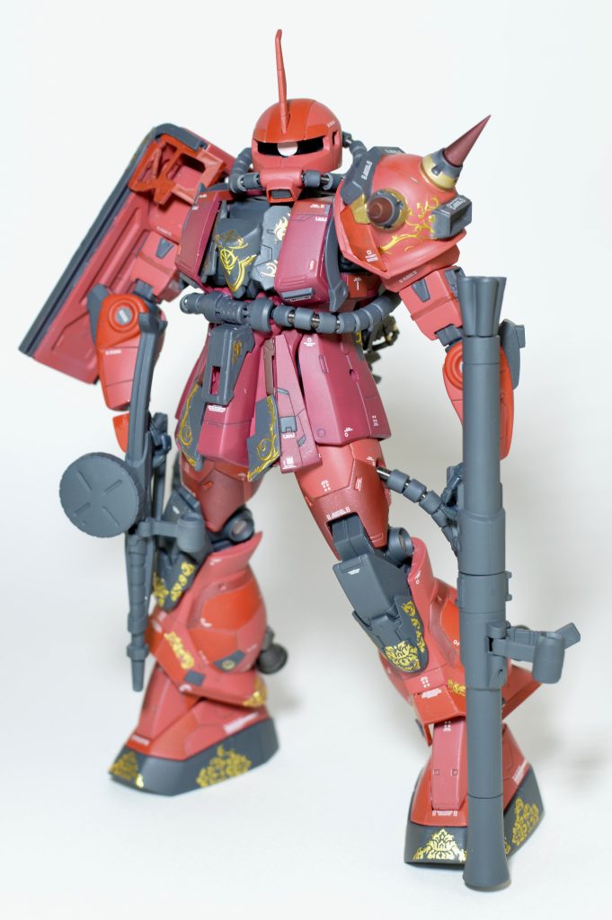 シャアではなく、キャスバルとして１年戦争に駆り出されてるわけですからザビ家にはジオンのプロパカンダや戦意高揚にキャスバルは利用されるわけで当然キャスバル専用ザクは装飾モリモリの王子様仕様になるわけです派手さが倍増w