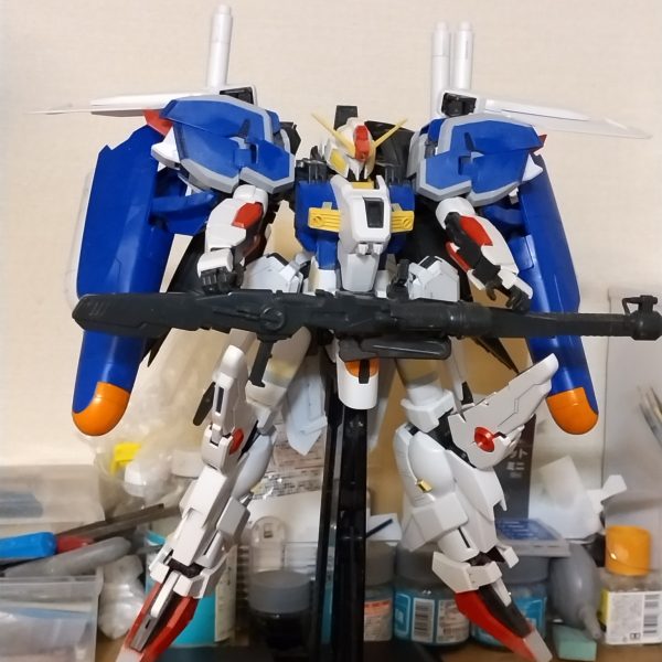 前回のリーベンヴォルフはヤフオクで無事に落札いただきました。久しぶりに概ね予想通りの価格でホッとしました。次はMGのEx-Sガンダムをつくっています。大分、時間がかかっています。タスクフォースαの販売は全然アクセス出来ず、つながった時には売り切れでした。悔しかったので、初代MGの素組み品を入手して手を加えています。改修の方向性が概ね決まった状態です。この写真を見てもう少し顔まわりをいじりました。今回は特にひねりなく、このまま仕上げます。現在、仕上げ作業中ですので、近日中にアップできると思います。（2枚目）