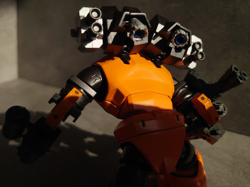 ミサイルユニットを装備している肩部バーニア兼ブースター。こちらもレッグユニットを改造。バーニアはMSバーニアを使用。