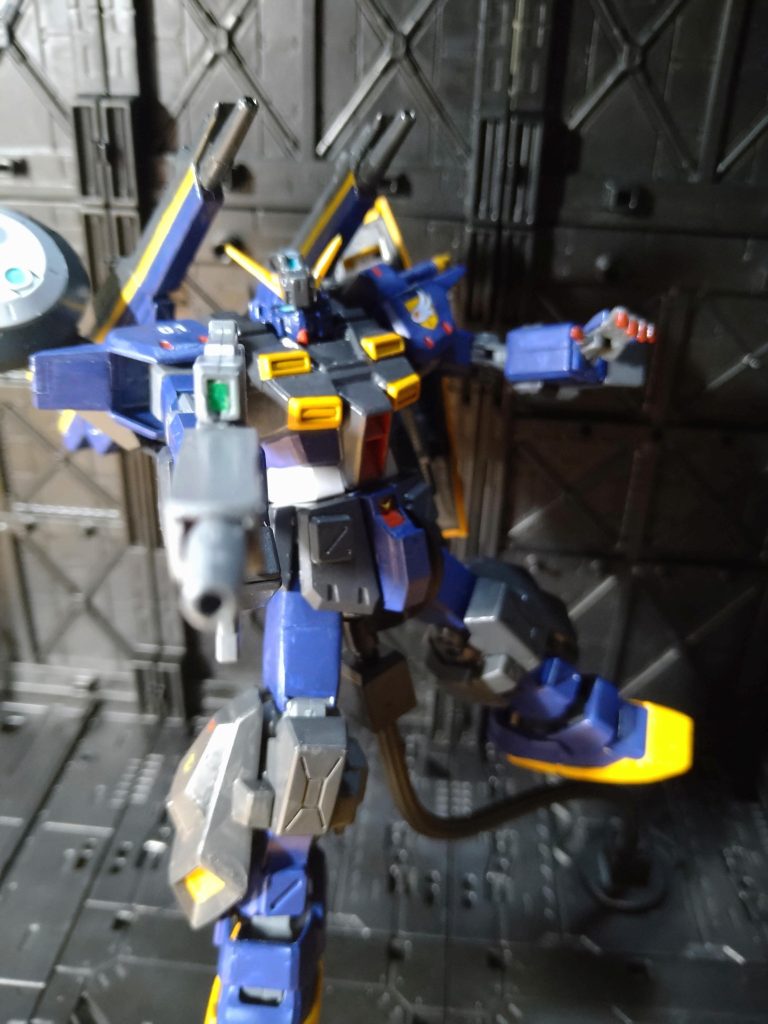 シールドやビーム砲塔にイエローのラインを入れました、コレがまぁ大変。