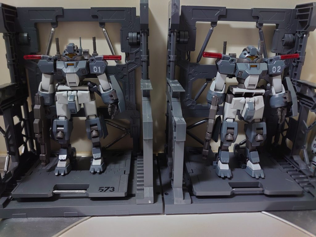 肩パーツ代わりにパトライトを付け、警棒・シールドも装備しました