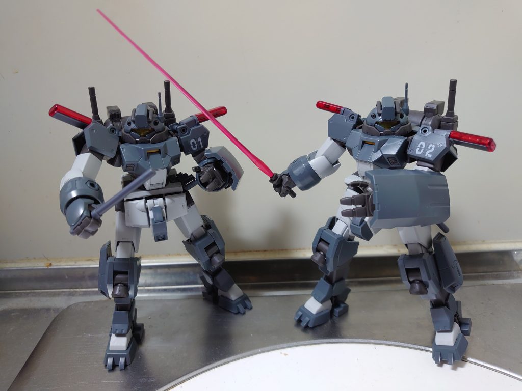 警棒・ビームサーベルで格闘戦にも対応します。